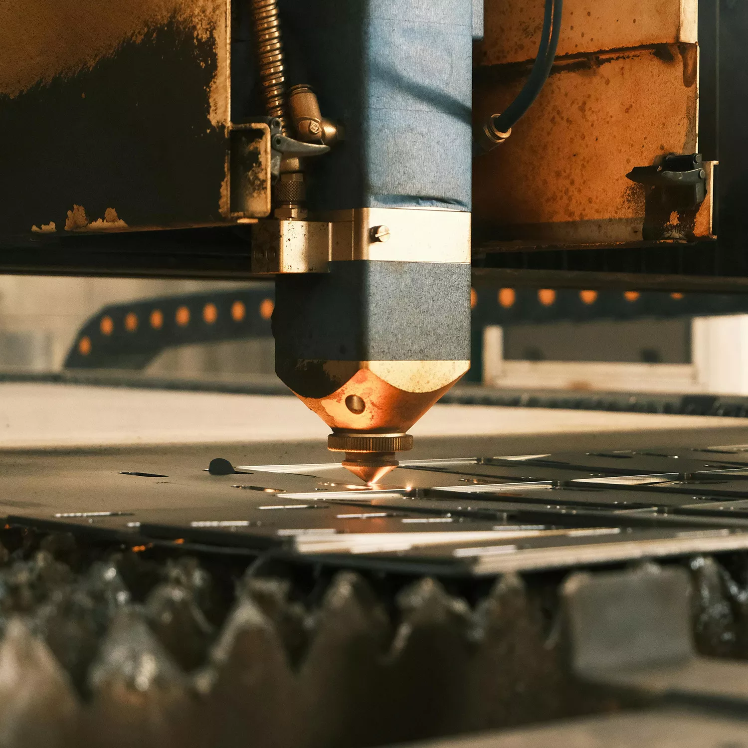 دستگاه برش لیزر قطعات بدنه دهقان نیری